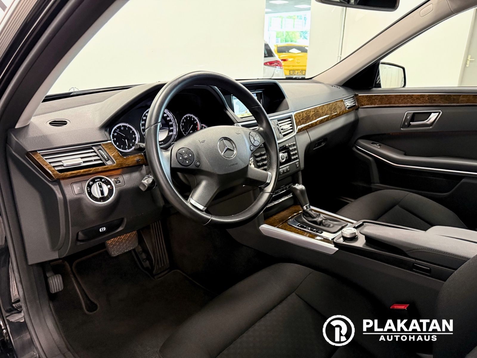 Fahrzeugabbildung Mercedes-Benz E 200 T-Modell Abst-Tempomat Navi MB-Service