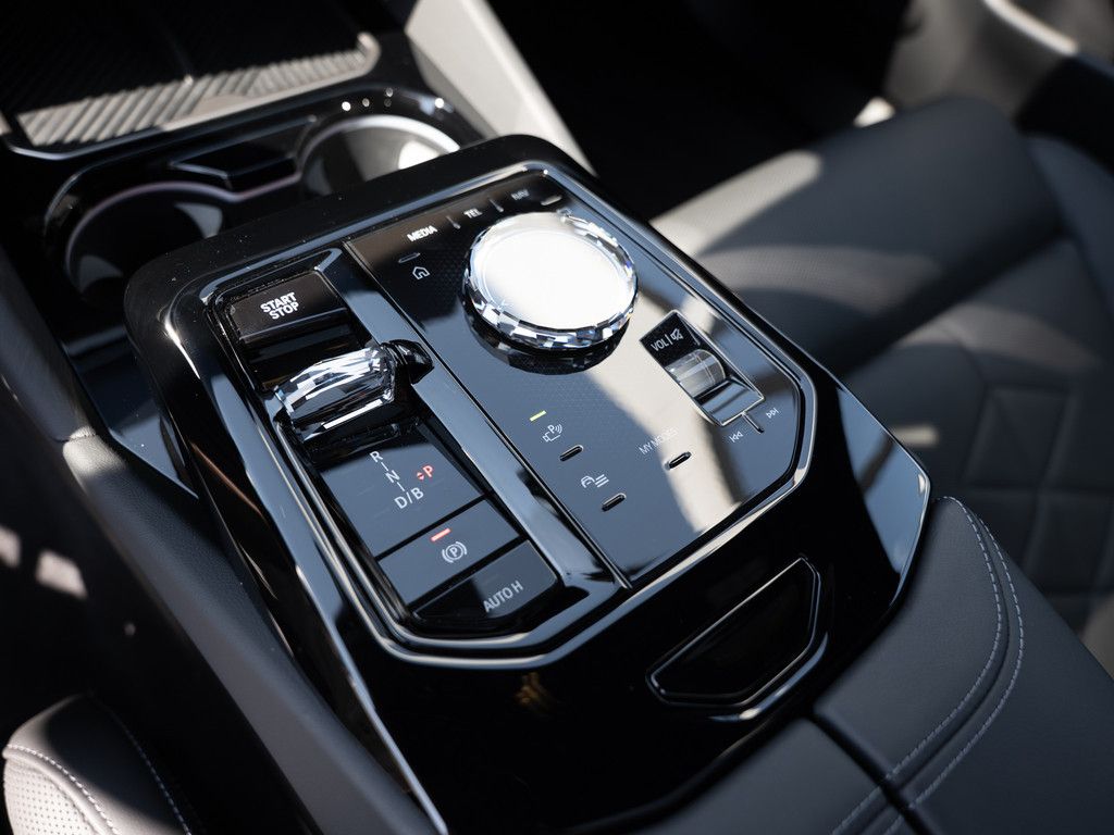 BMW i5 Touring 40 xDrive M-Sport Pro PANO AHK B&W foto 21