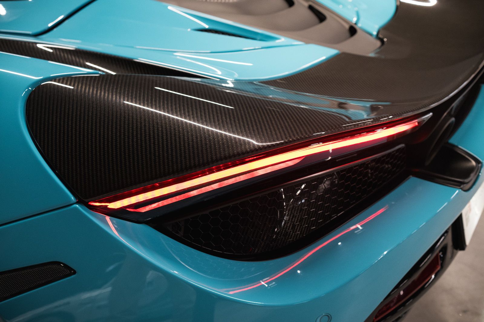 Fahrzeugabbildung McLaren 720S-B&W-McLaren Performance Plus Pack-Steuer!