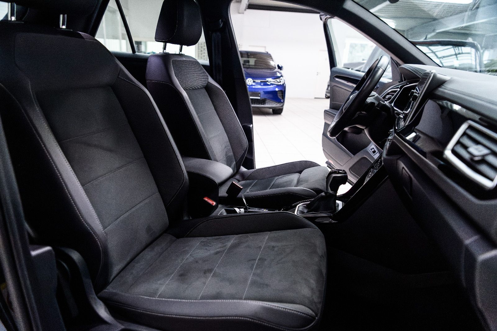 Fahrzeugabbildung Volkswagen T-Roc R-Line+LED+AHK+ACC+SIDEASISST+SHZ+EL.HK