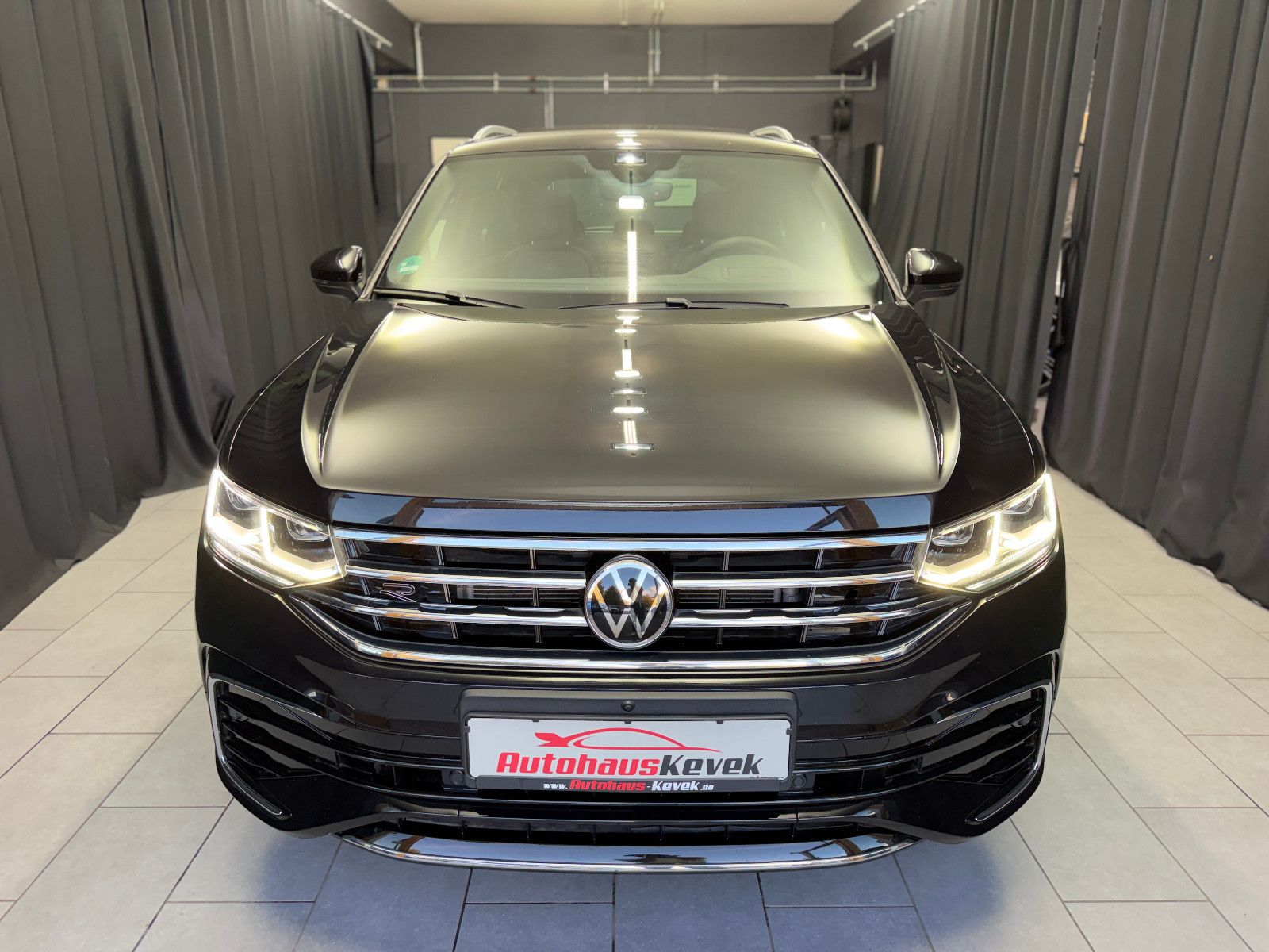 Fahrzeugabbildung Volkswagen Tiguan R-Line 4Motion|PANORAMA|360°-KAMERA|ACC