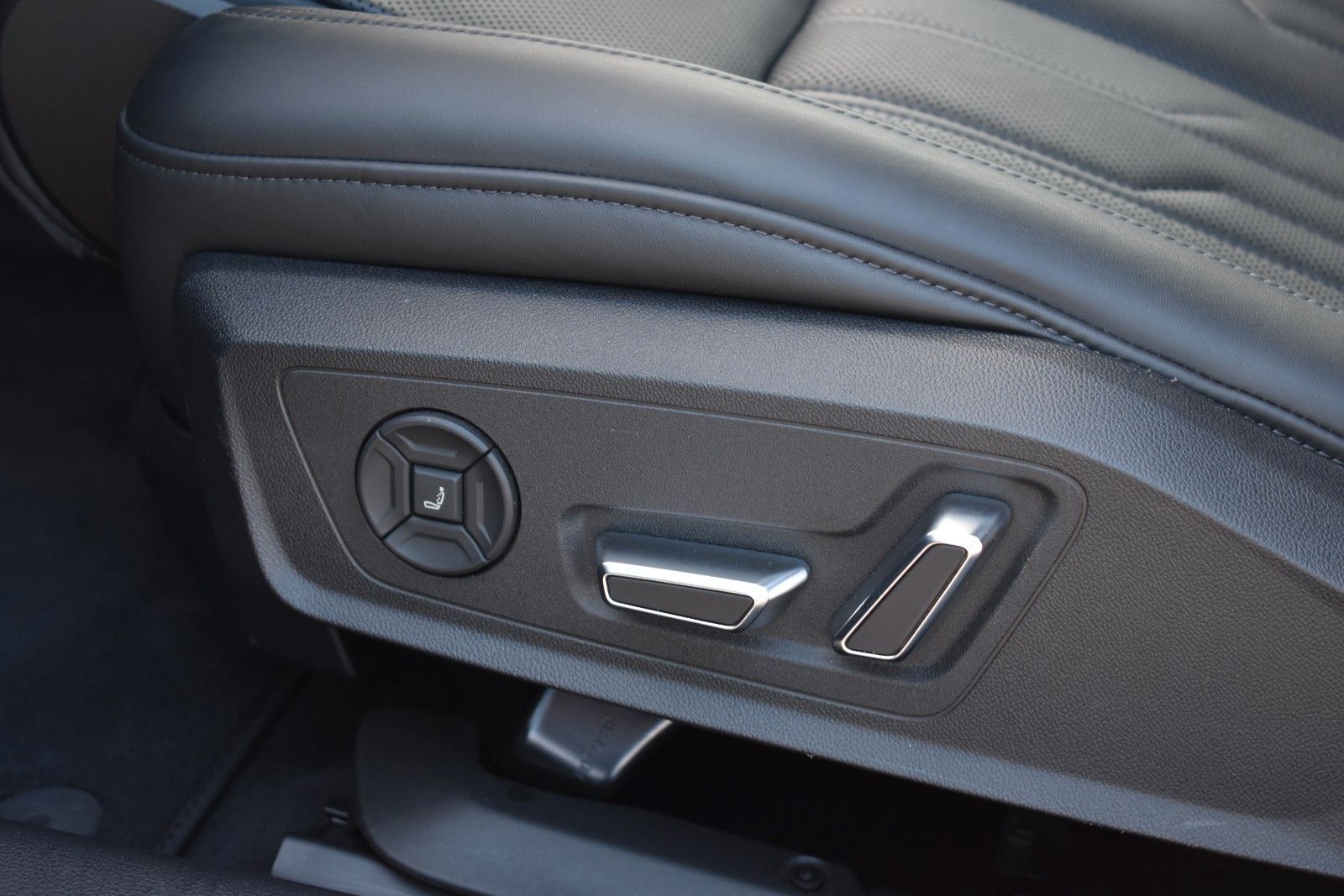 Fahrzeugabbildung Audi A6 55 TFSI quattro sport HUD Pano Standh. Nachts