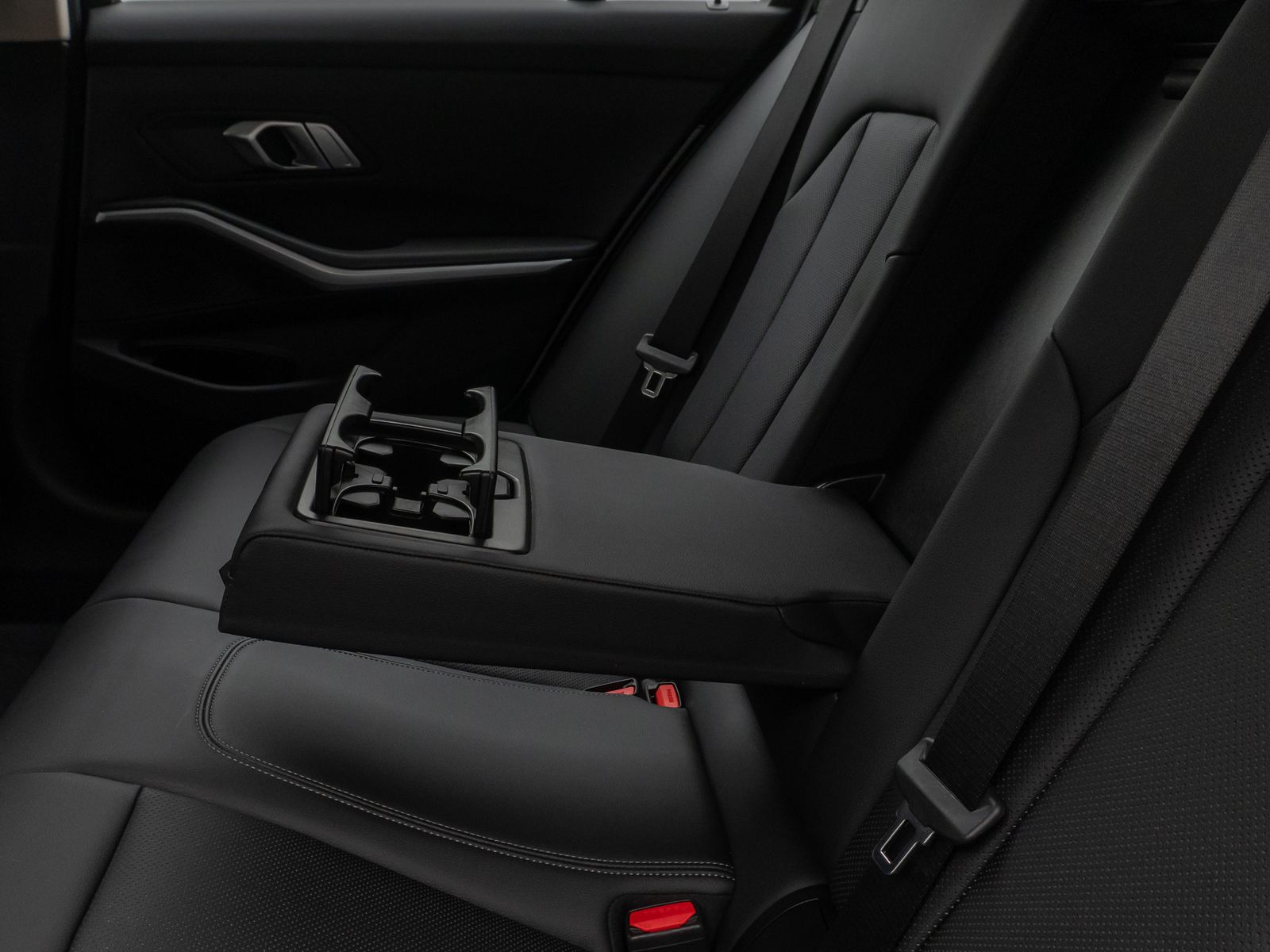 Fahrzeugabbildung BMW 318d DAB Leder PDC Geschwindigkeitsreg Sport LED