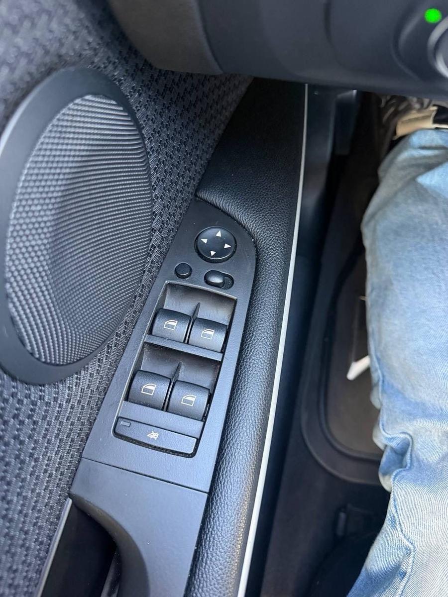 BMW 318 2010 — photo 15