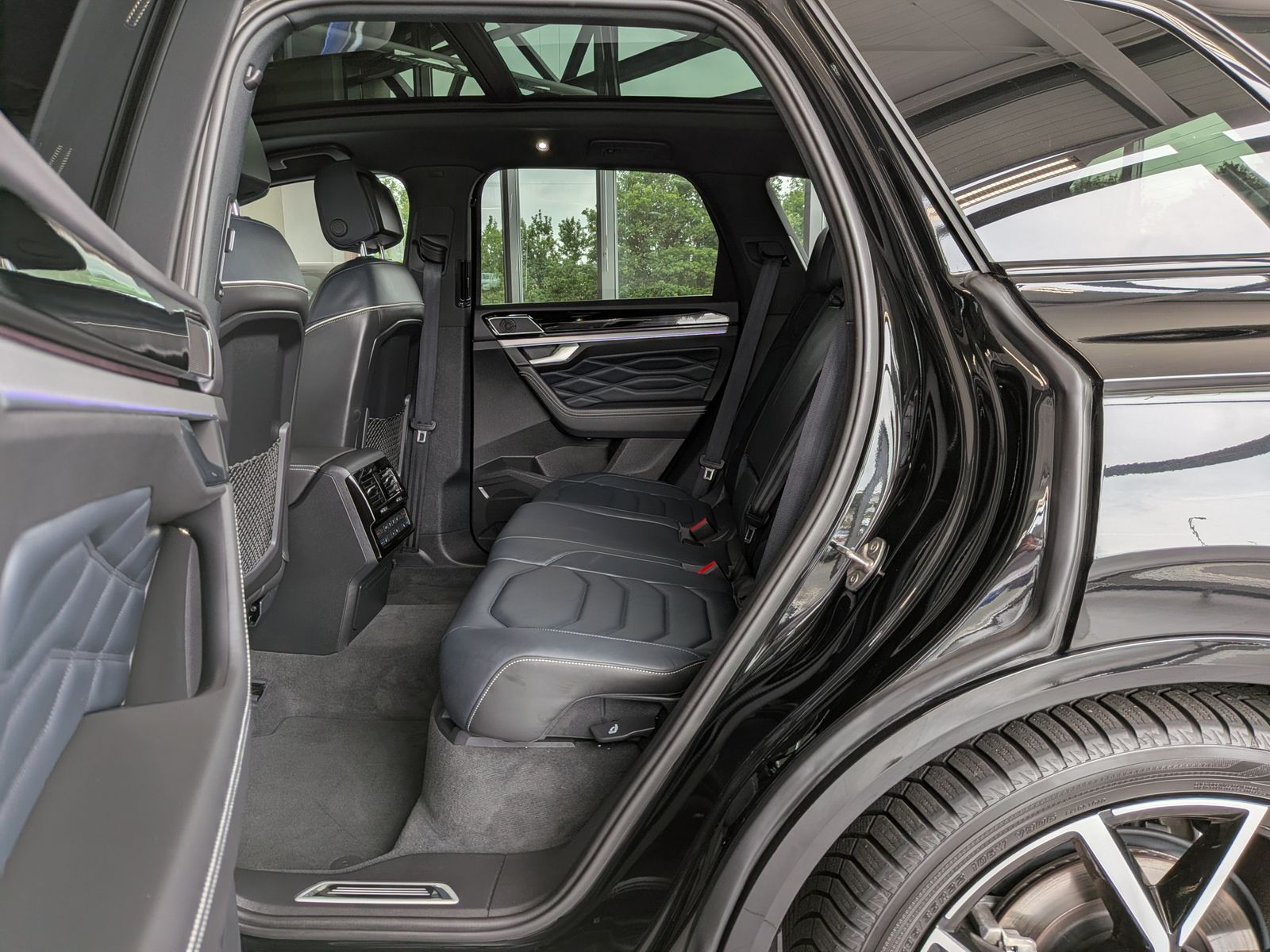 Fahrzeugabbildung Volkswagen Touareg 3.0TDI 4M R-Line VOLL Black 22" UPE 114T