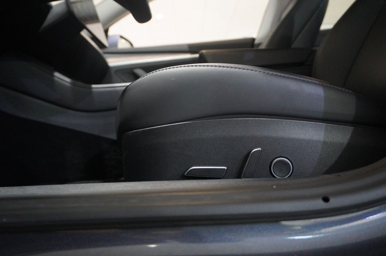 Fahrzeugabbildung Tesla Model 3 LONGRANGE DUAL-MOTOR NAVI/KAMERA/SH/PANO