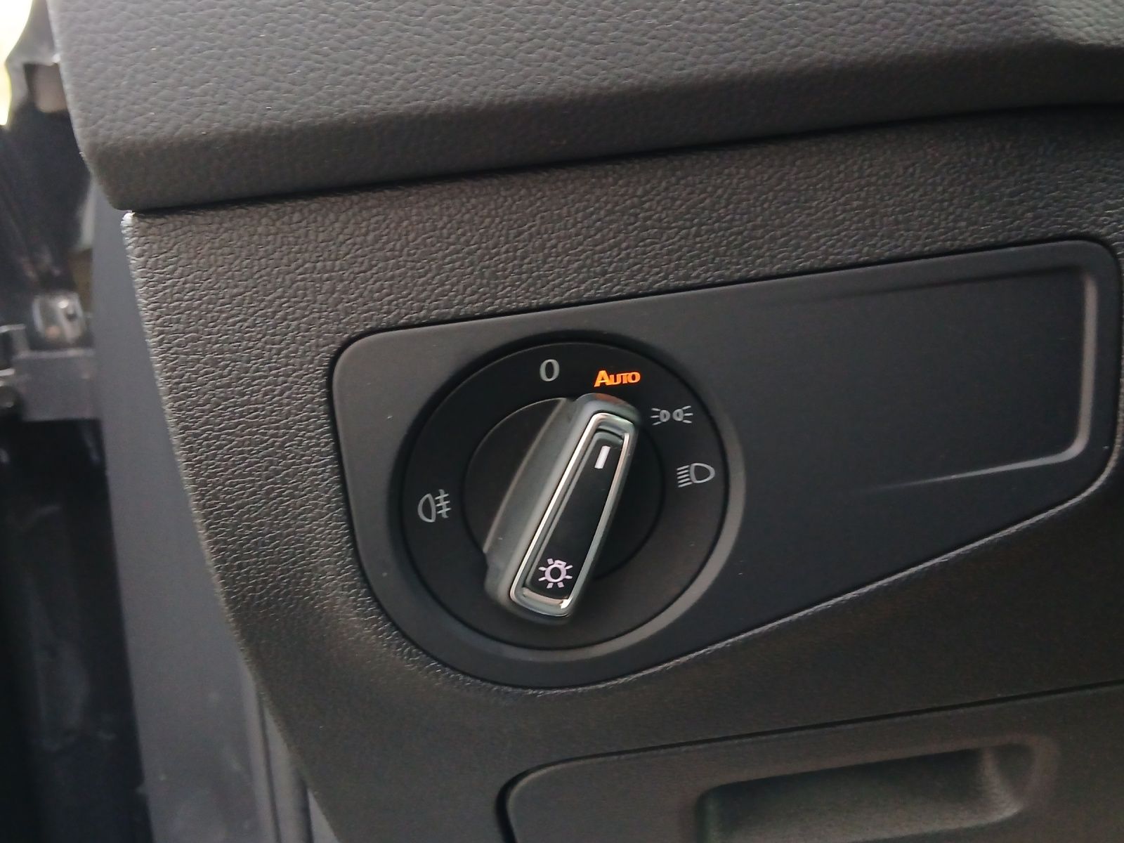 Fahrzeugabbildung Volkswagen Tiguan TSI Move LED CarPlay ACC PDC SHZ LHZ