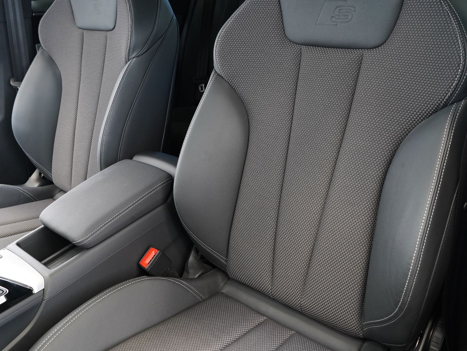 Fahrzeugabbildung Audi A4 Avant 35 TDI S line Competition Edition