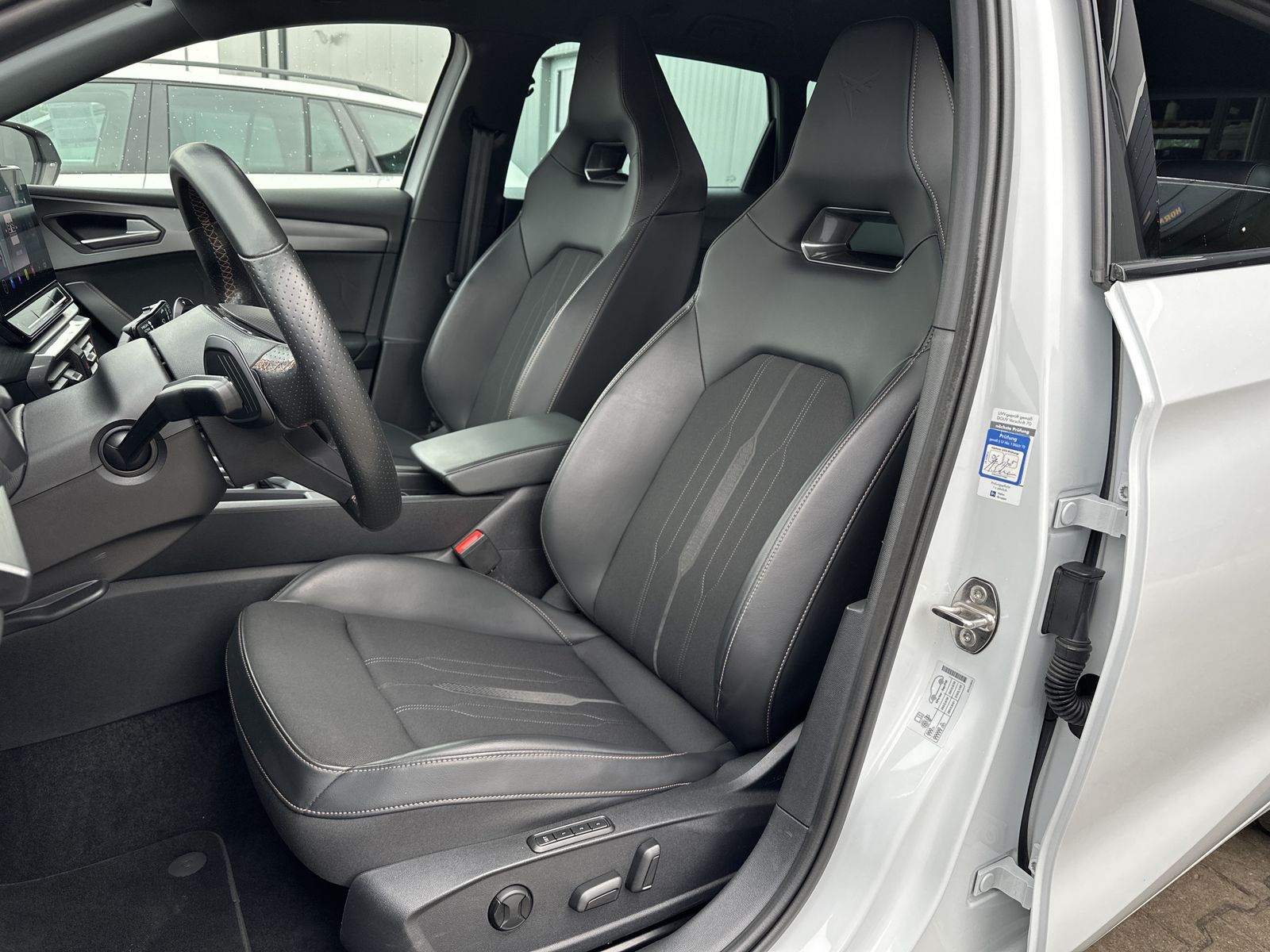 Fahrzeugabbildung CUPRA Leon Sportstourer 1.4 e-Hybrid NAV+LED+AHK+ACC