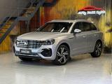 Volkswagen Touareg 4Motion Aut. R-LINE~LEDER~KAMERA~AHK~LED - silberne Volkswagen Touareg