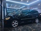 Volkswagen Touran Highline LEDER PANORAMA VOLL - Volkswagen Touran aus 2011: Highline