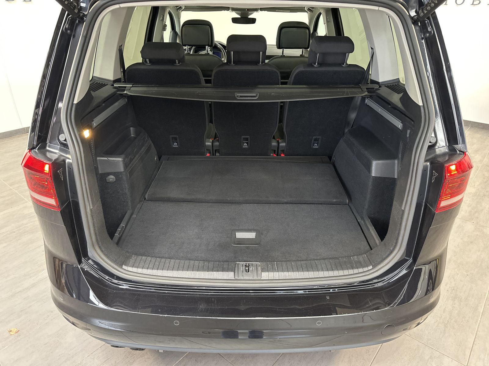 Fahrzeugabbildung Volkswagen Touran 2.0 TDI DSG Highline NAV+LED+ACC+PANO+KAM