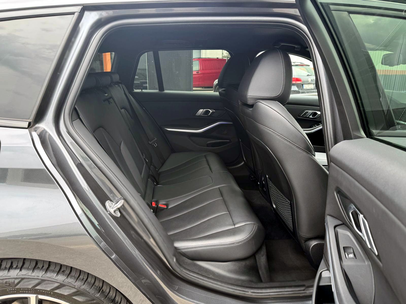 Fahrzeugabbildung BMW 320i Touring Sport-Line Steptr. LED KAM AHK NAV