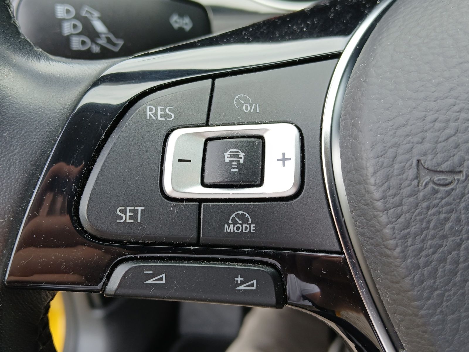 Fahrzeugabbildung Volkswagen Golf VII Variant TSI Highline LED Navi ACC SHZ R