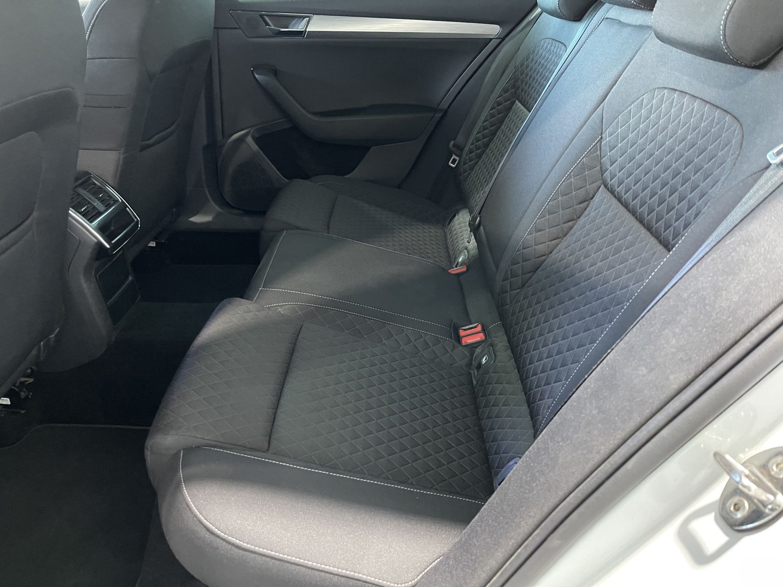 Fahrzeugabbildung SKODA Superb Ambition 2.0 TDI*AHK*LED*Cam*Navi*