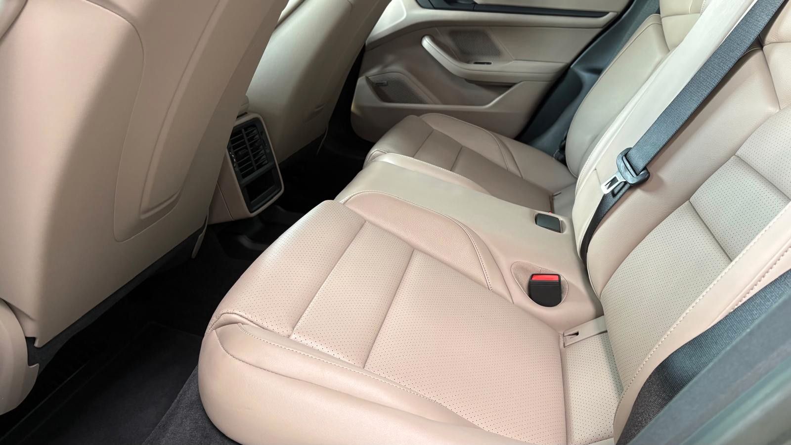 Fahrzeugabbildung Porsche Taycan Sport Turismo/Innodrive/Panodach/20 Zoll
