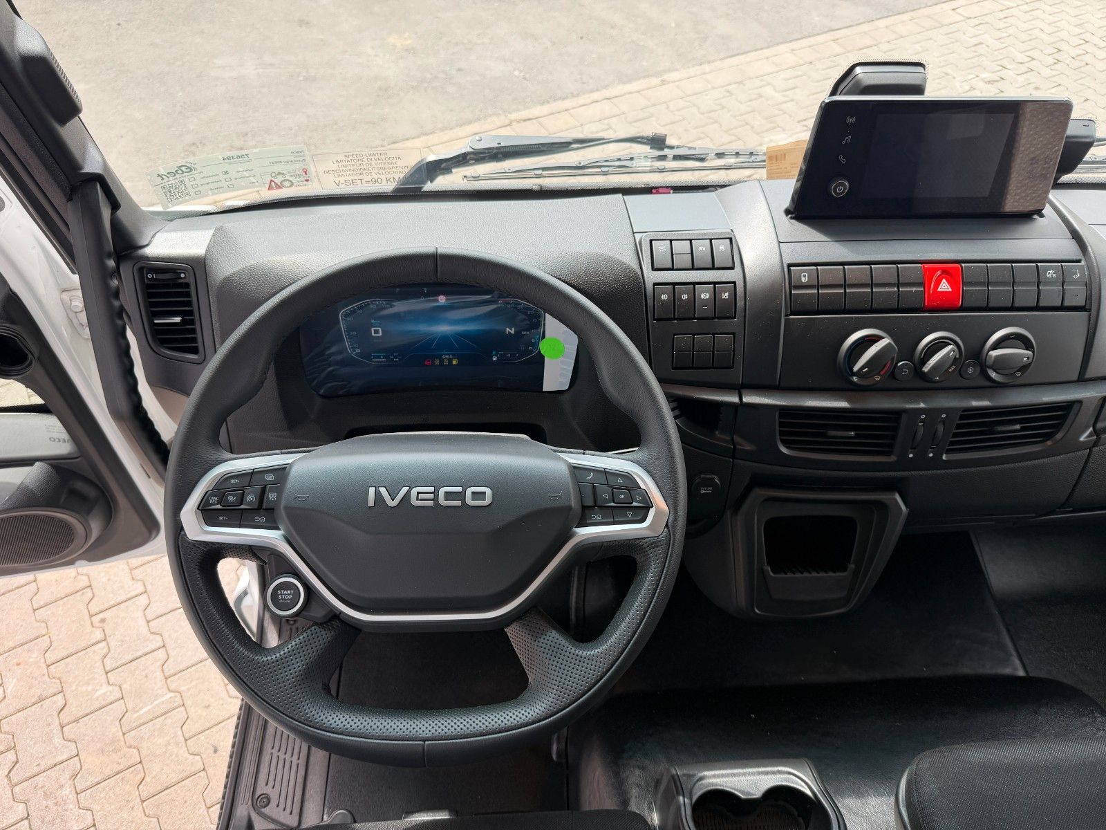 Fahrzeugabbildung Iveco Eurocargo ML80E21/P AHK Klima 3 Sitze Spoiler