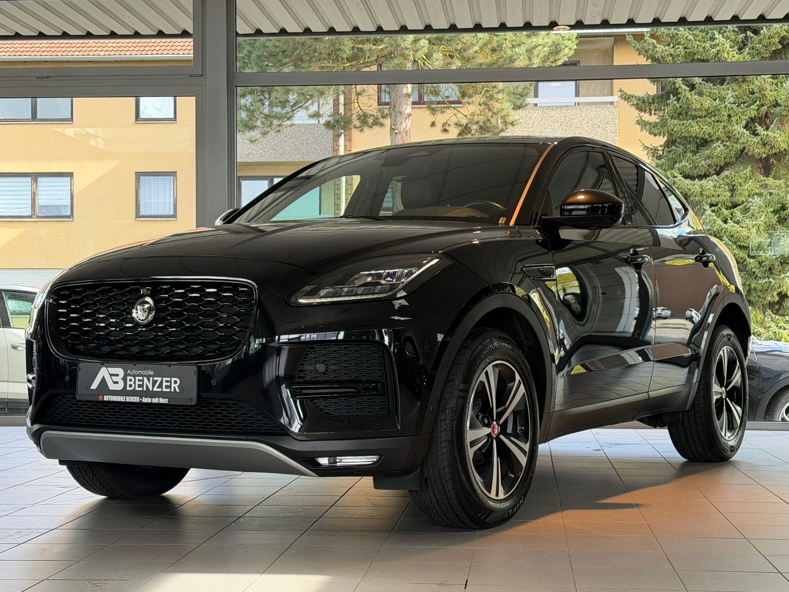 Fahrzeugabbildung Jaguar E-PACE S AWD/BLACK-PACK/360°KAM/LED/3D-KAMERA/