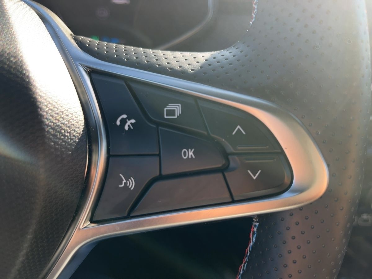 Fahrzeugabbildung Renault Clio Esprit Alpine Full Hybrid 145 360Kamera SHZ - mit KI generiert/bearbeitet