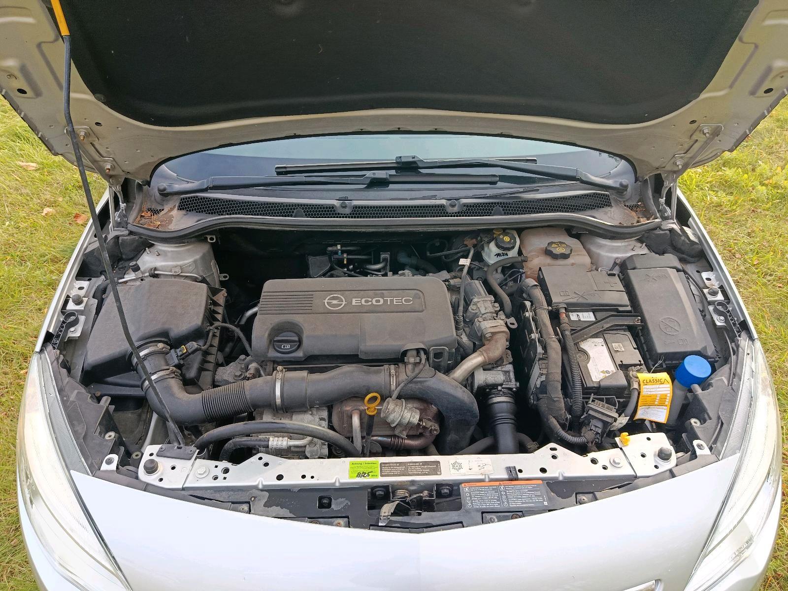 Opel Astra 2012 — photo 13