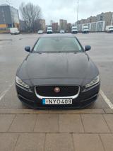 Jaguar XE  - blaue Jaguar XE