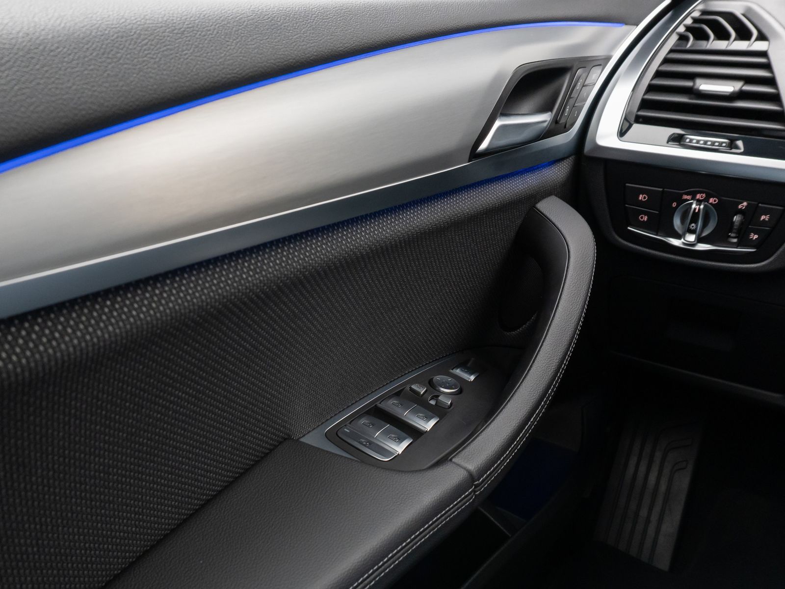 Fahrzeugabbildung BMW X3 xD20d xLine Panorama 360°DAB HiFi AHK Komfort