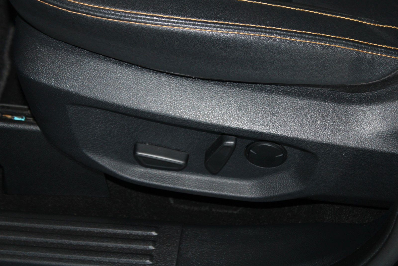 Fahrzeugabbildung Ford Ranger Wildtrak Automatik AHK Leder ACC STDHZ