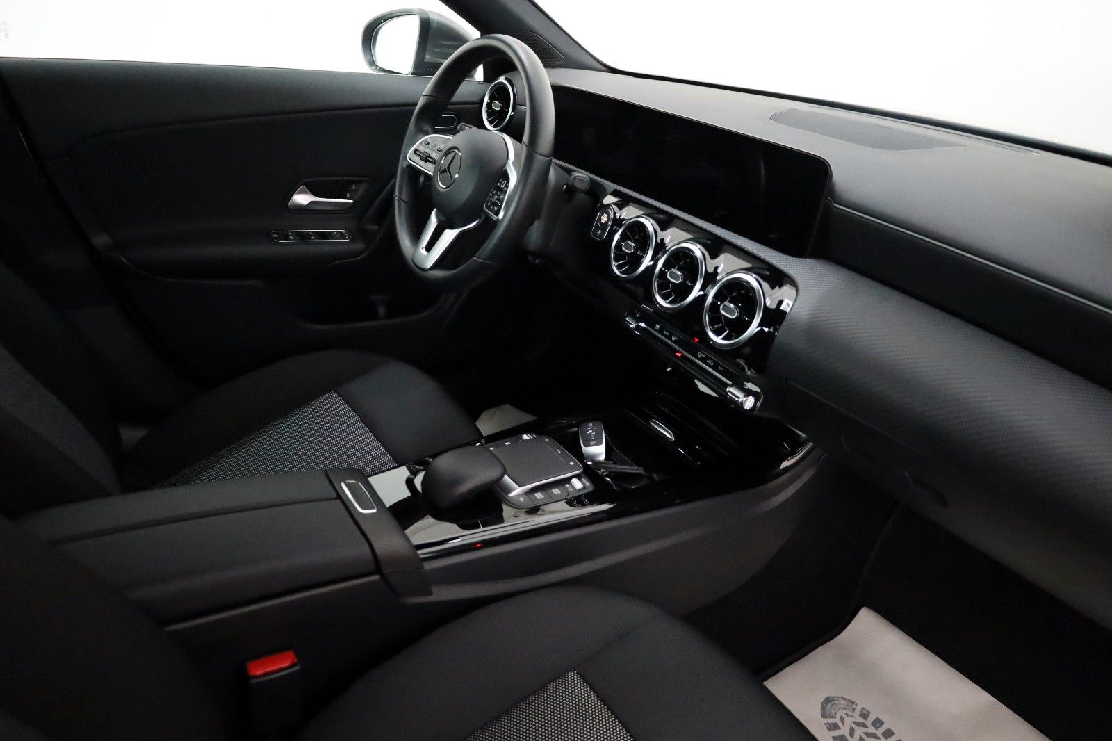 Fahrzeugabbildung Mercedes-Benz CLA 200 d, Navi, SH, Carplay, Kamera, Widescreen