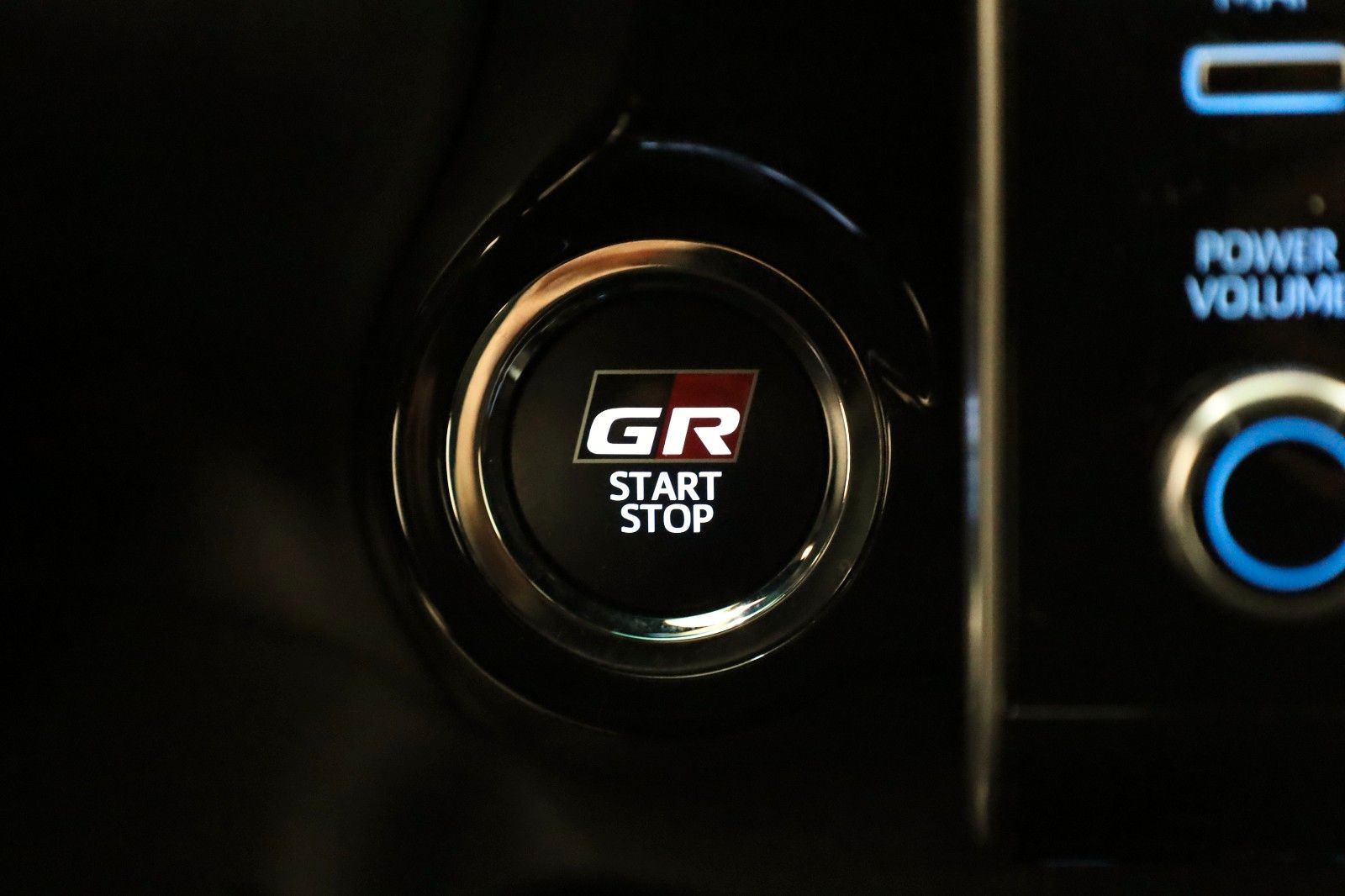 Fahrzeugabbildung Toyota Hilux 2.8 D-4D GR Sport,Alcantara,ACC,Rollo, AHK