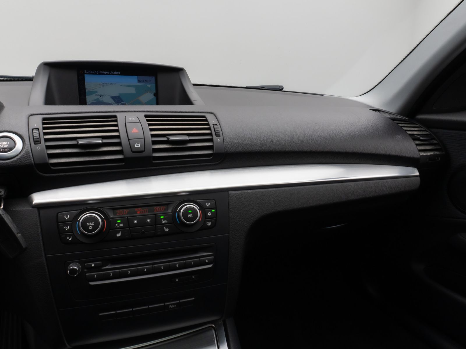 Fahrzeugabbildung BMW 118d Glasdach Navi Sitzhzg Xenon PDC 8Fach