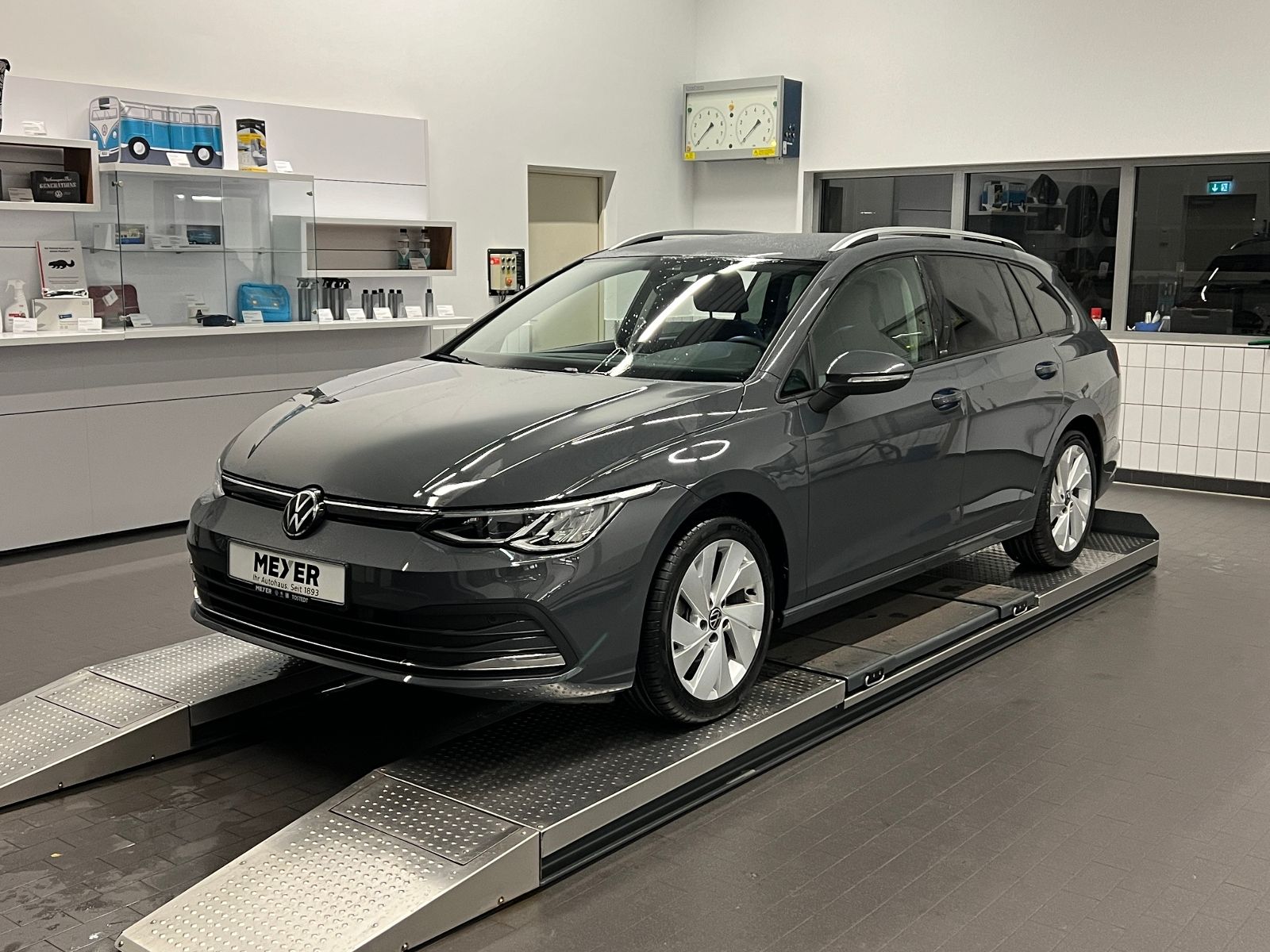 Fahrzeugabbildung Volkswagen Golf VIII Variant ACTIVE 1.5 eTSI DSG *AHK, LED,