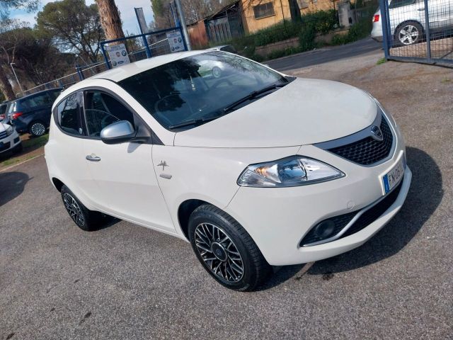 Lancia Ypsilon 0.9 TwinAir 85 CV 5 porte Metano 