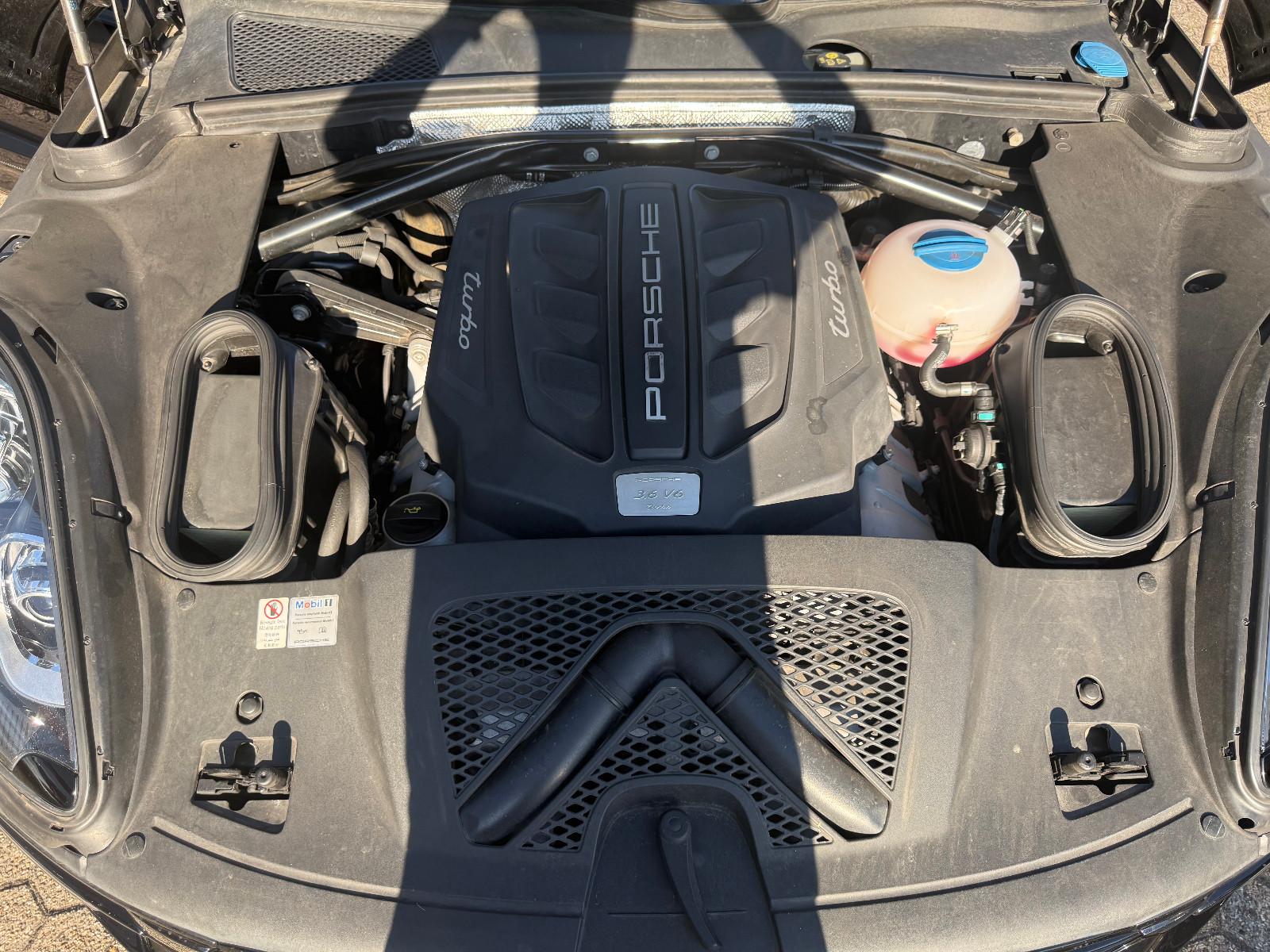 Porsche Macan Turbo*ACC*CAM*AHK*PANO