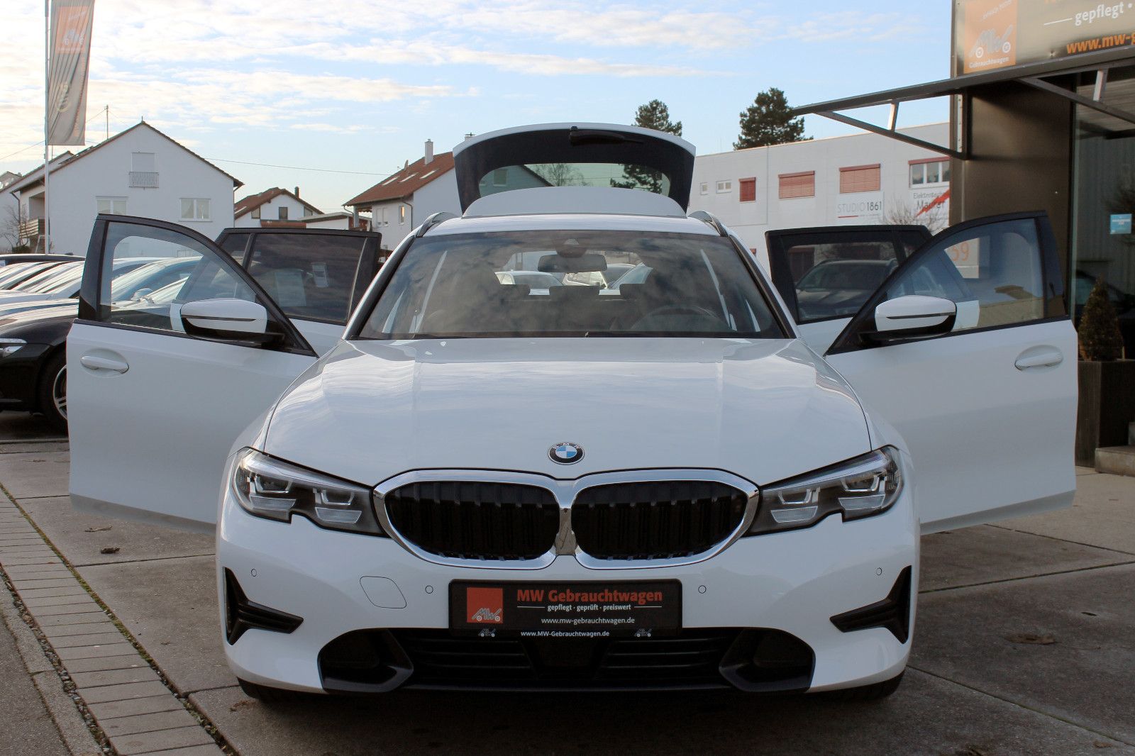 Fahrzeugabbildung BMW 330i Touring Sport-Line Steptr. LED ACC KAM AHK