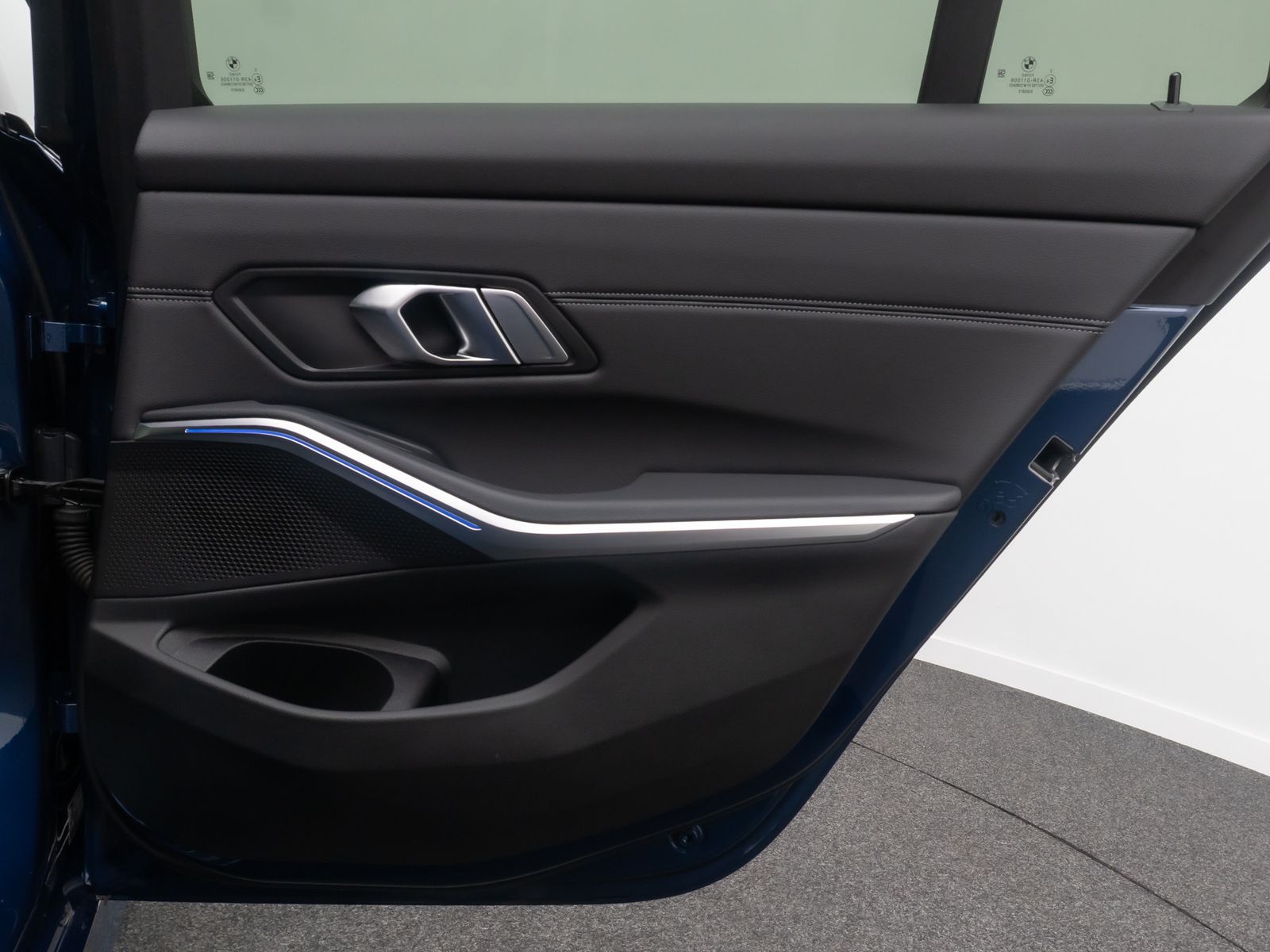 Fahrzeugabbildung BMW 320d SportLine Alarm DAB HiFi Komfort Kamera 18"