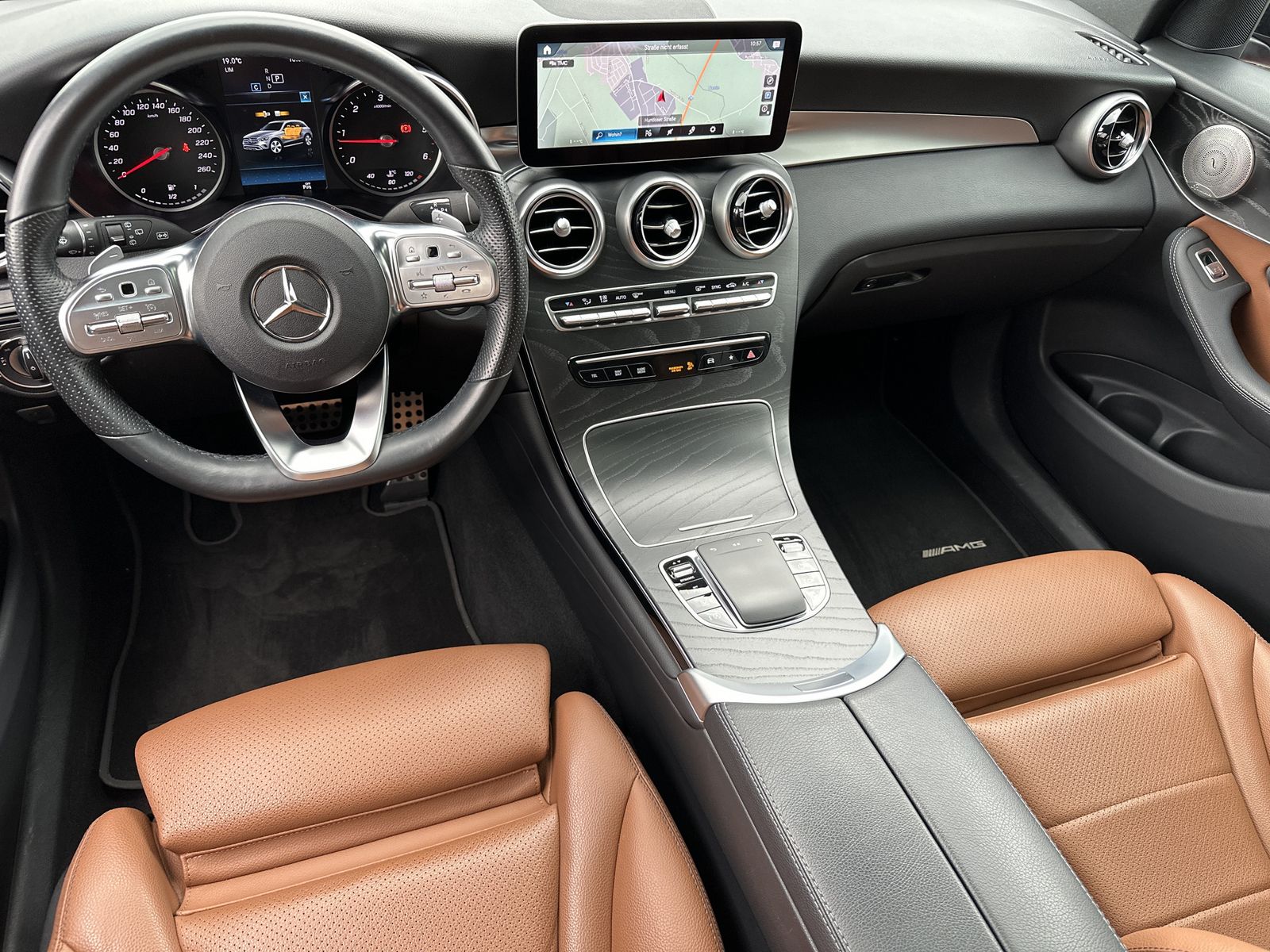Fahrzeugabbildung Mercedes-Benz GLC 300d 4M AMG-Line NAV+LED+AHK+KAMERA+PANO+DAB