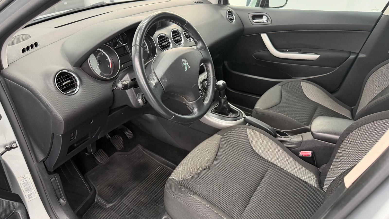 Peugeot 308 2011 — engine 1.598 cm³, 120 HP (88kW)