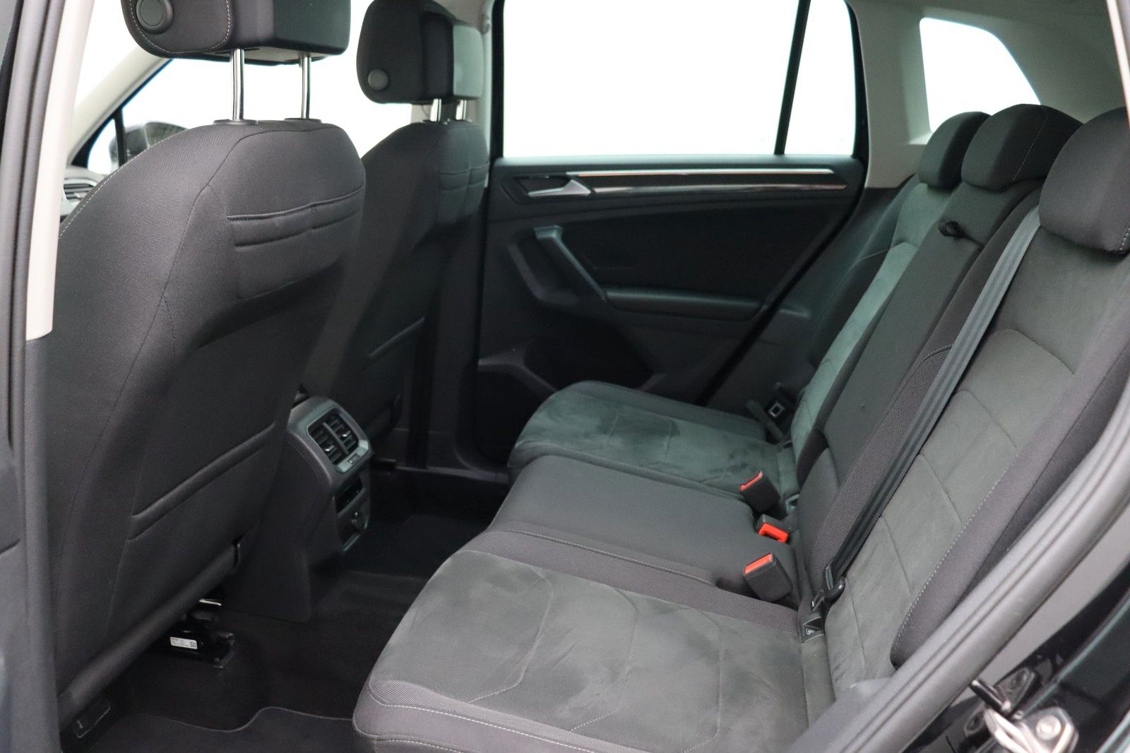 Fahrzeugabbildung Volkswagen Tiguan Elegance 2.0 ACC Matrix AHK