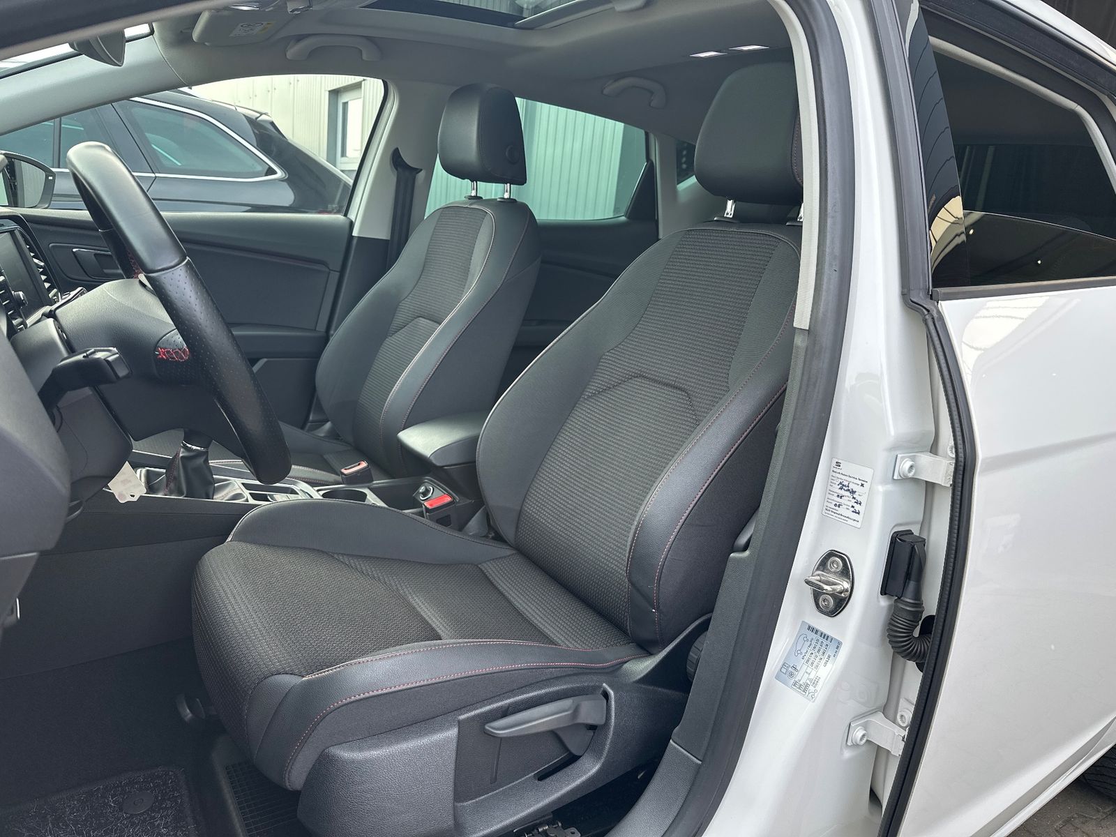 Fahrzeugabbildung SEAT Leon 1.5 TSI FR NAV+LED+SHZ+PANO+DAB+BEATS+18Zo