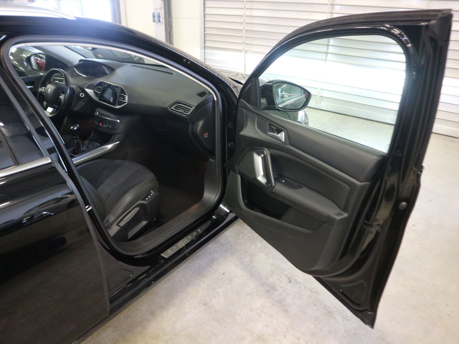 Fahrzeugabbildung Peugeot 308 SW Allure Pack ACC AHK Blis Nav Kam SHZ LED
