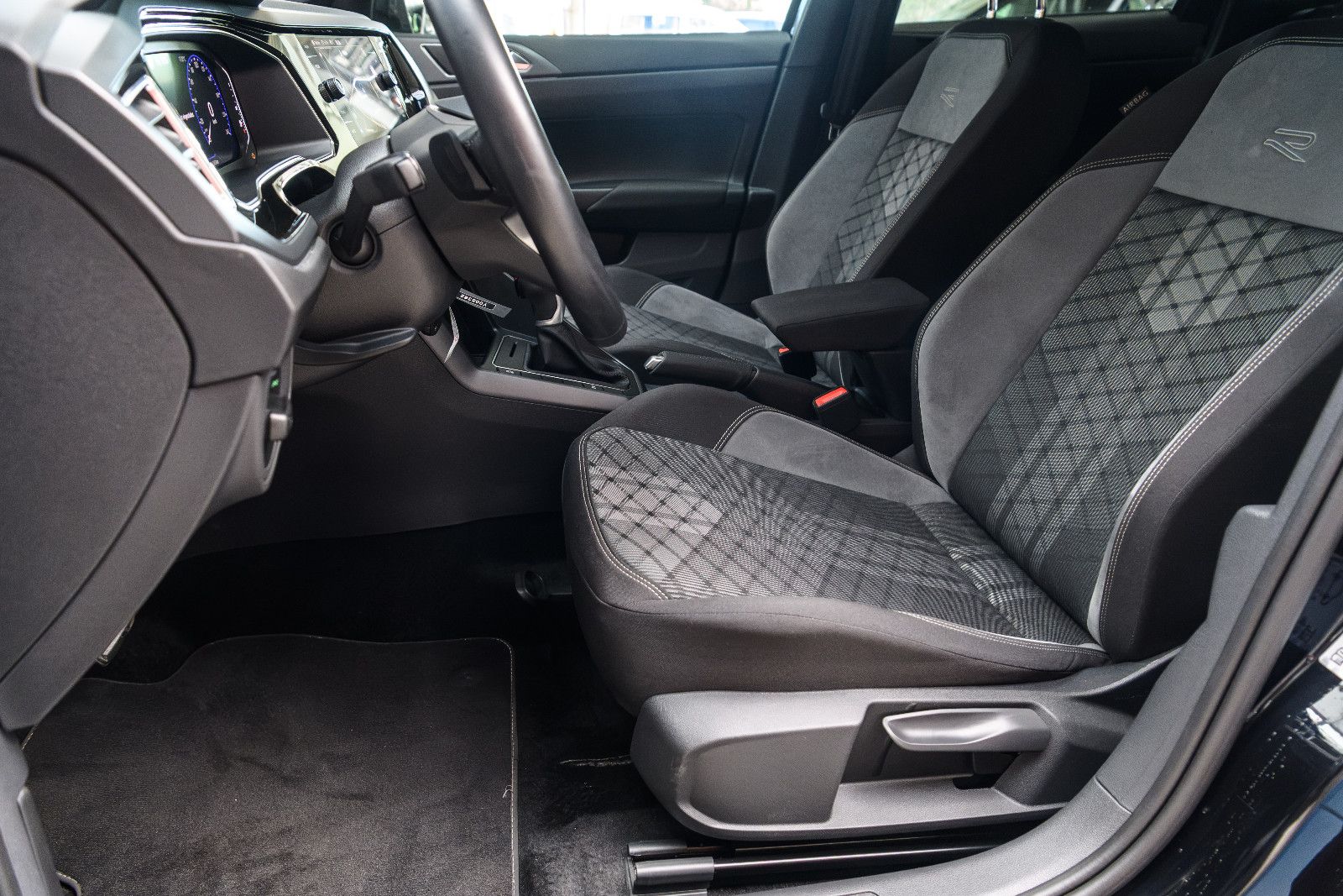 Fahrzeugabbildung Volkswagen Taigo R-Line 1.5 TSI DSG IQ-LED+AHK+KAMERA+ACC