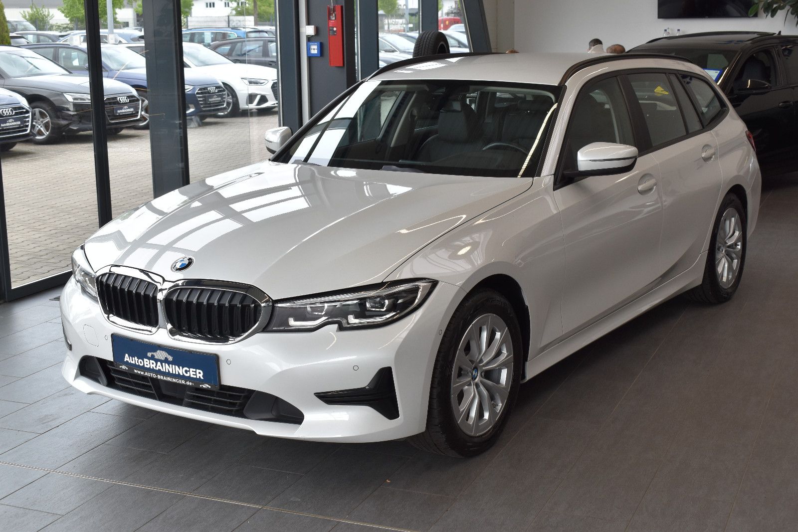 BMW 320d Touring Advantage Aut. LED~RFKam~ACC~LiveCo foto 4