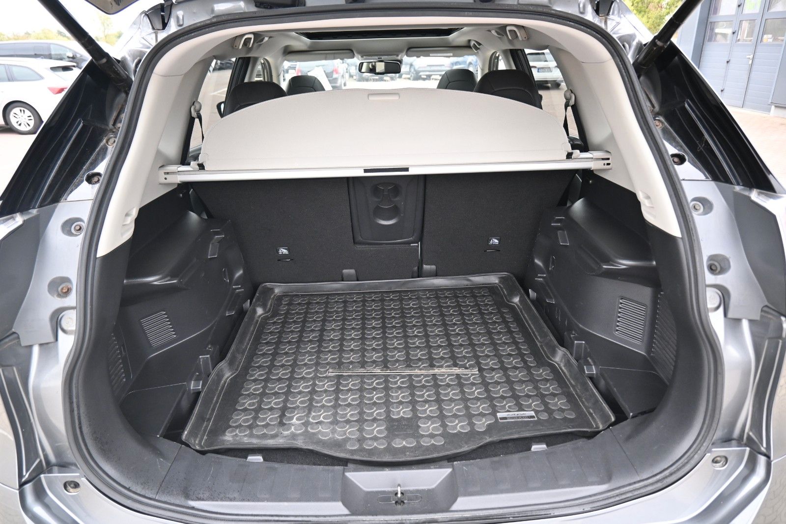Fahrzeugabbildung Nissan X-Trail  1.6 DIG-T Schalter Tekna 4x2*360°*Pano