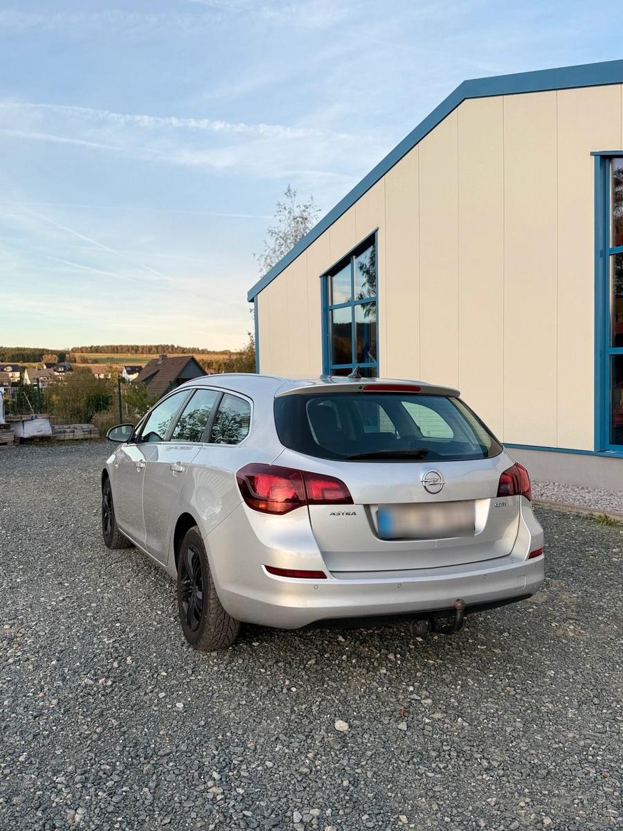 Opel Astra 2011 — photo 7