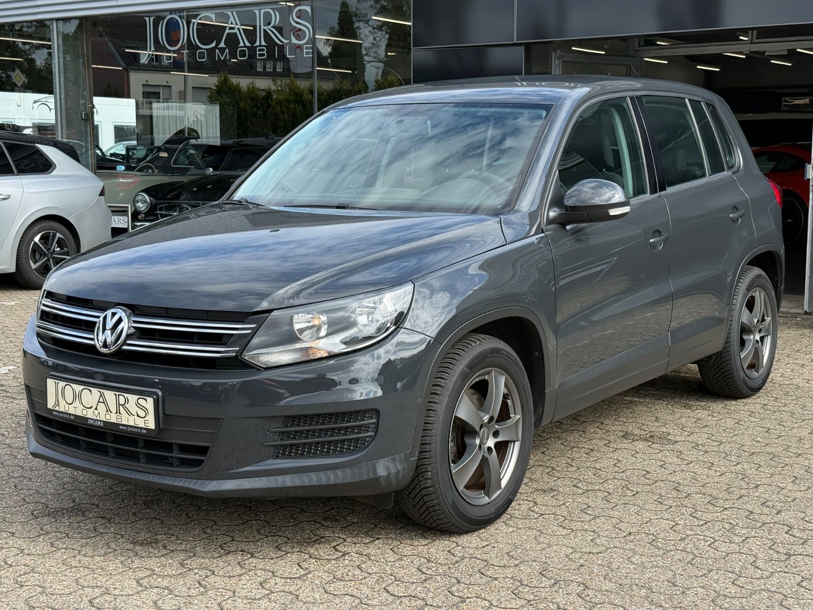 Volkswagen Tiguan - 1