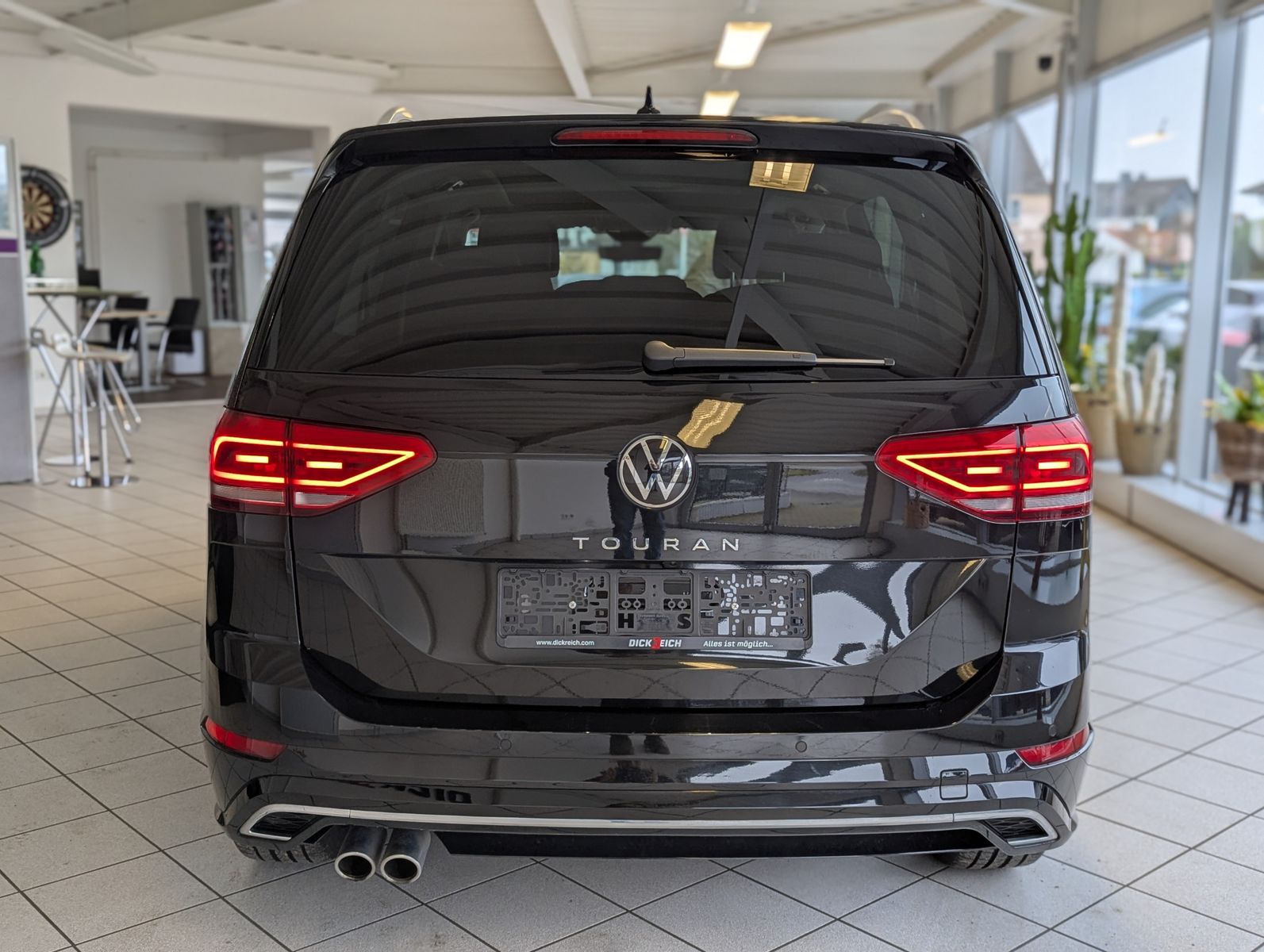 VW Touran 2.0 DSG R-Line High. Pano 7-Si IQ.Dri AHK - Image 6