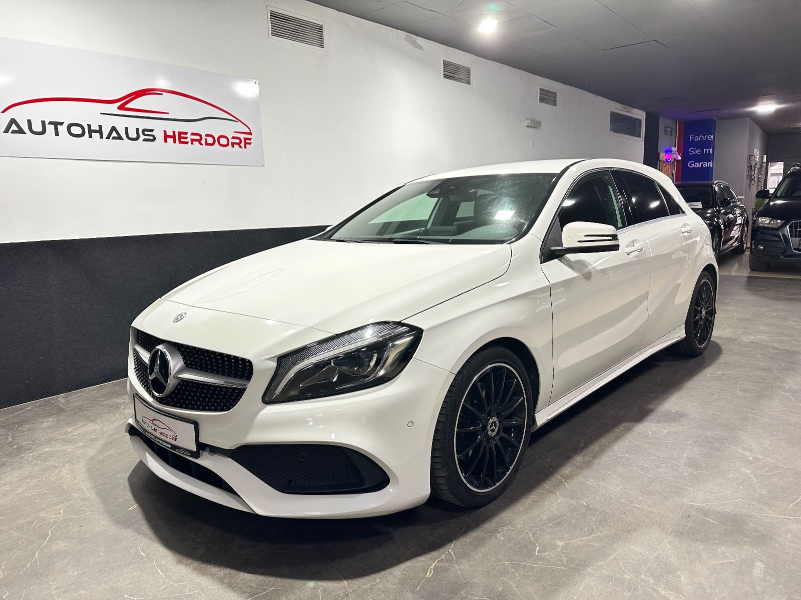 MERCEDES-BENZ A 250 AMG-Line / Navigation/ Automatik
