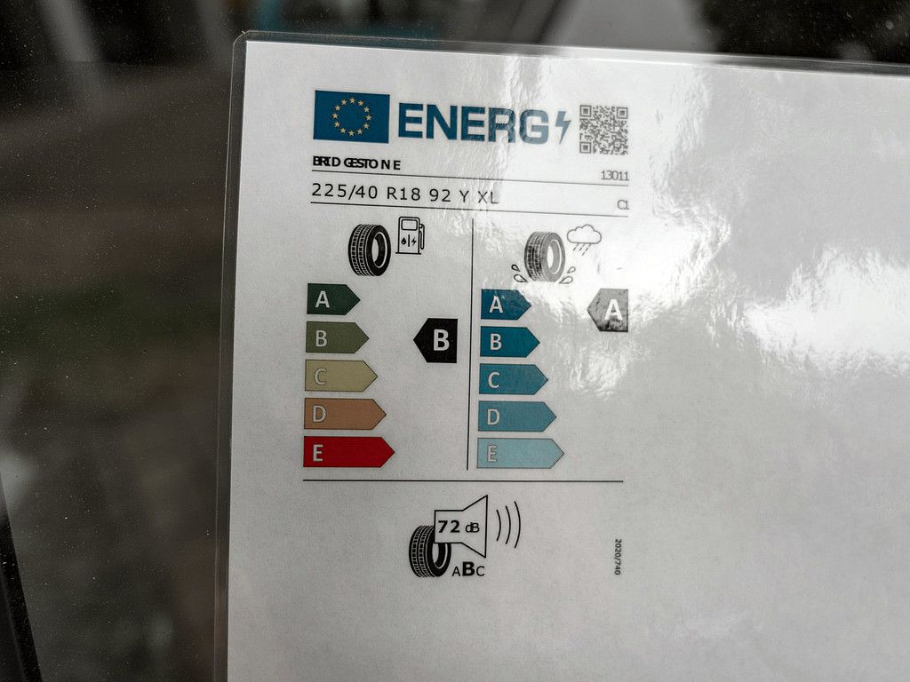 Fahrzeugabbildung Volkswagen Golf VIII Variant 1.5 eTSI R-Line AHK ACC LED