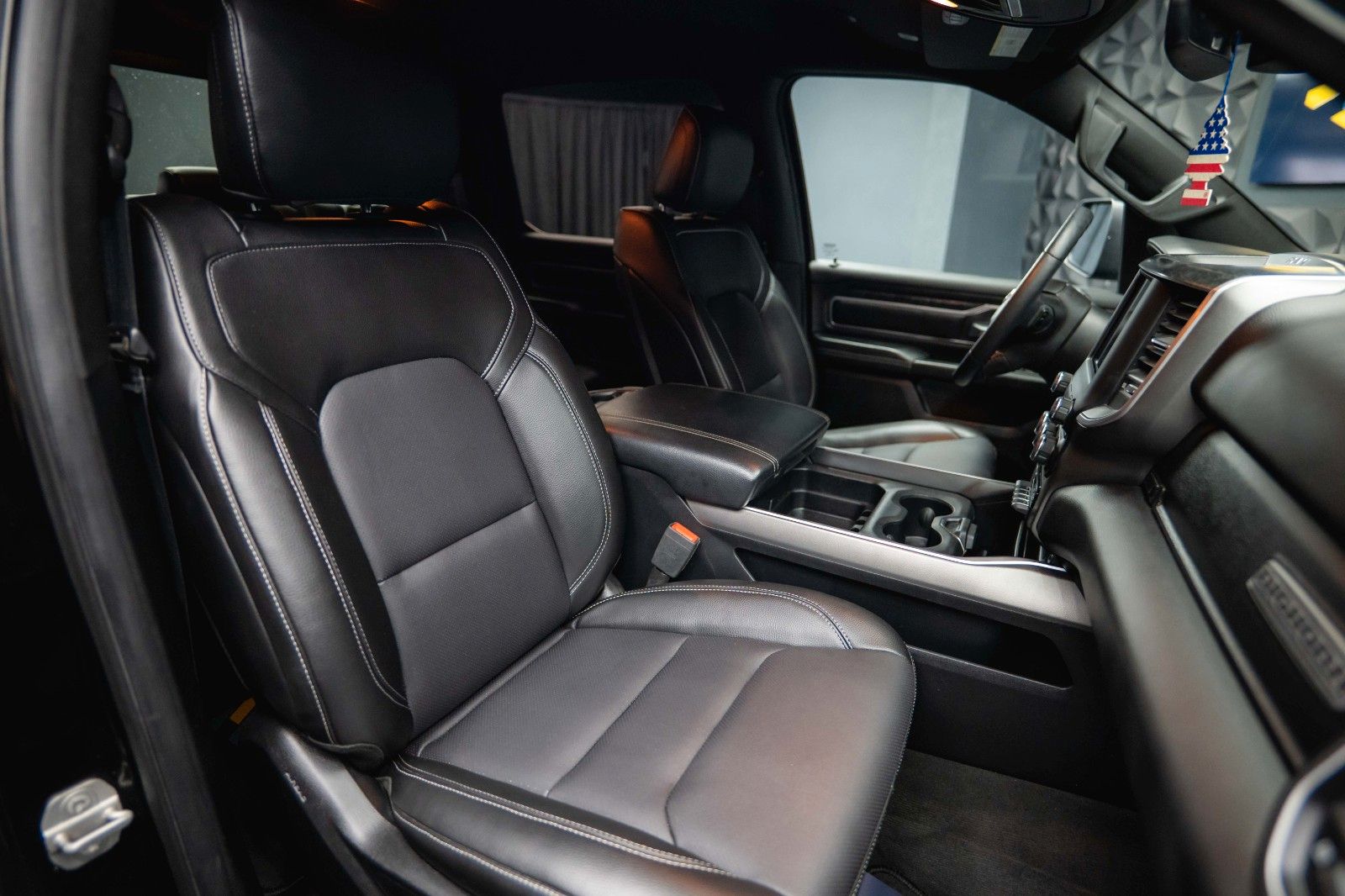 Fahrzeugabbildung Dodge RAM 5.7 V8 HEMI 4x4 OFFROAD BLACK EDITION 19%