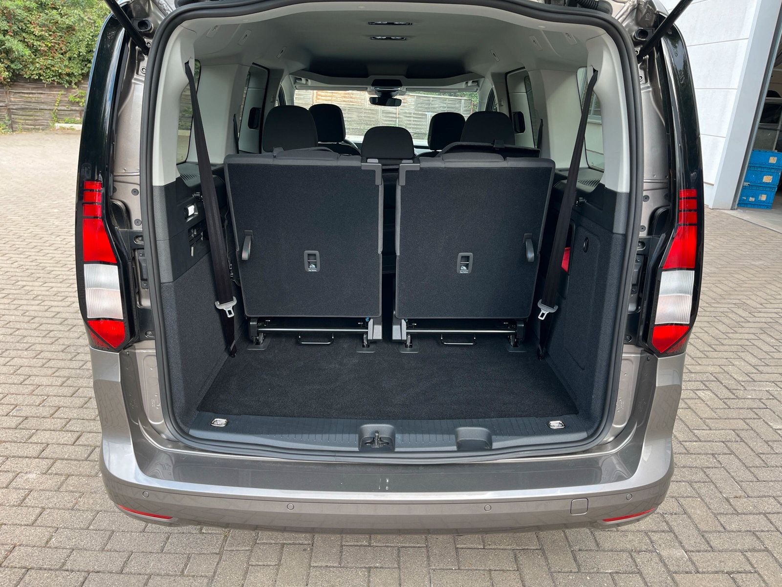 Fahrzeugabbildung Volkswagen Caddy Maxi 1.5 TSI DSG Life AHK ACC KAMERA